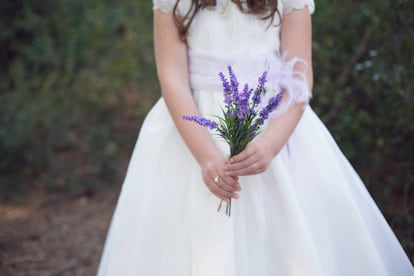 Una niña celebra su primera comunión.