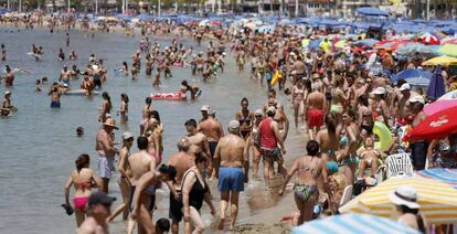 Turistas en las playas de Benidorm, en el primer fin de semana de julio