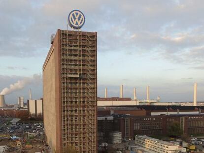 Un logo de Volkswagen en la sede de Wolfsburgo, Alemania.