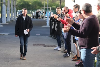 El candidato de EH Bildu a lehendakari Pello Otxandiano (izquierda) es aplaudido por simpatizantes a su llegada al colegio electoral de Oxandio, en Bizkaia. 