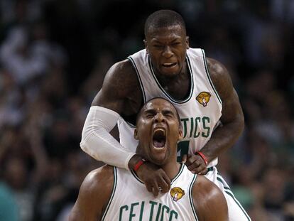 Nate Robinson celebra la victoria saltando sobre Glen Davis.