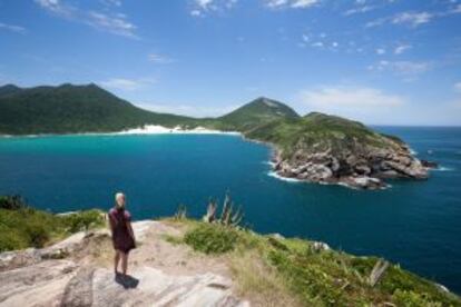 Vistas a una playa de la isla del Faro, en Arraial do Cabo, Estado de Río de Janeiro (Brasil).