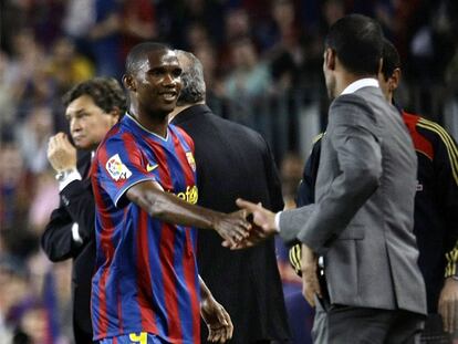 Eto'o saluda a Guardiola tras ser sustituido.