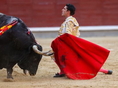 Alejandro Talavante, en el tramo final de su faena de muleta al quinto toro de la tarde.