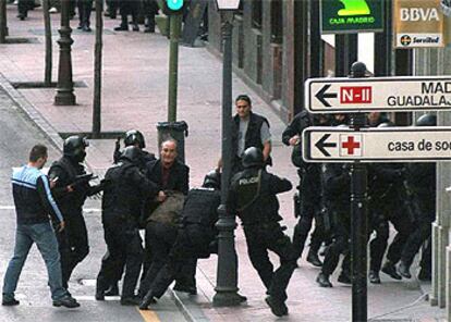 La policía detiene al atracador (de espaldas e inmovilizado por los geos). El policía Andrés Hurtado (de frente y de paisano), que actuó de negociador.