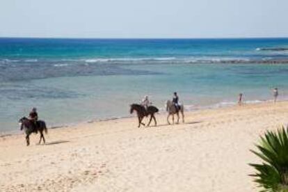 Paseo a caballo por la playa gaditana de Zahora (Barbate).