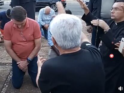 Captura do vídeo do presidente Jair Bolsonaro durante oração em Brasília neste domingo, 05.