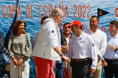 Antes de ir al puerto, el jefe del Estado español durante 39 años ha querido desayunar “fuerte”, junto al alcalde de Sanxenxo, Telmo Martín, y a Pedro Campos, según ha contado este. 