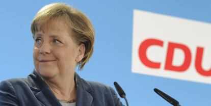 La canciller alemana, Angela Merkel, comenta la decisión de S&P en un acto de la CDU en Kiel, al norte de Alemania.