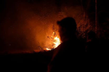 Personas miran un foco de incendio en la Provincia Nuflo de Chávez (Bolivia), el 25 de agosto.