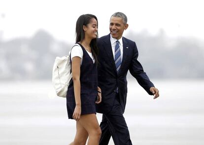 Barack Obama y su hija Malia el pasado 8 de abril en el aeropuerto internacional de Los &Aacute;ngeles