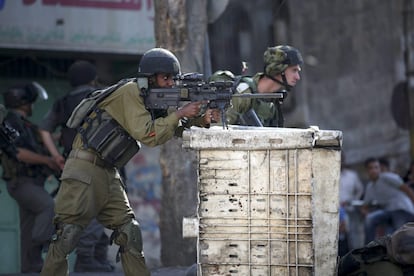 Soldados israelíes intentan controlar los ataques de los palestinos en Hebrón.