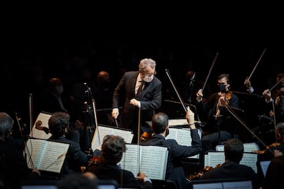 Josep Pons dirigiendo la orquesta del Liceo.