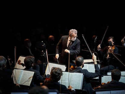 Josep Pons dirigiendo la orquesta del Liceo.