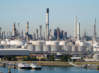 Enorme complejo de refinería de petróleo en el estuario del Maas, cerca de Rotterdam, Países Bajos.