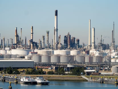 Enorme complejo de refinería de petróleo en el estuario del Maas, cerca de Rotterdam, Países Bajos.