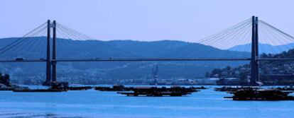 Puente de una autopista de la filial de Sacyr Itínere, que se encuentra en proceso de venta, sobre una ría gallega.