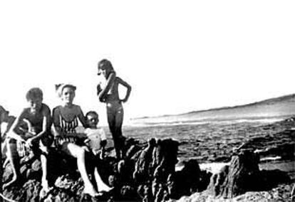 Javier Velasco, el pequeño, junto a sus hermanos en la playa de la primera Torre de La Línea de la Concepción, en 1966.
