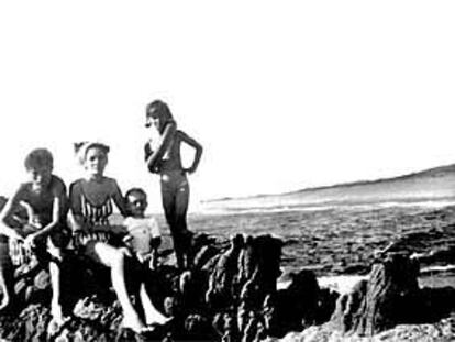 Javier Velasco, el pequeño, junto a sus hermanos en la playa de la primera Torre de La Línea de la Concepción, en 1966.