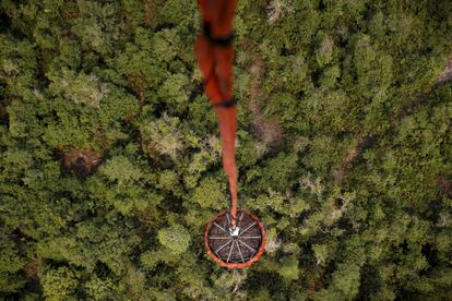 An Mi-17 helicopter carries water to be dumped on a burning forest at Ogan Komering Ulu area in Indonesia's south Sumatra province, September 10, 2015.   REUTERS/BeawihartaSEARCH "THE NATURAL WORLD" FOR ALL 20 IMAGES