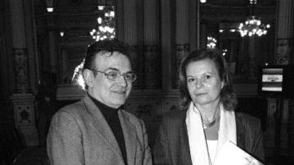 Los escritores Terenci Moix y Carme Riera, en 2001.