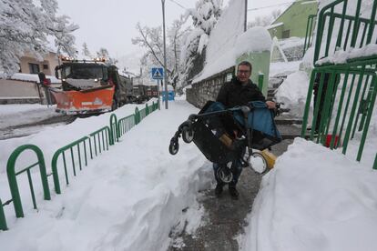 Los vecinos de San Rafael, Segovia, se han visto sorprendidos por el temporal de nieve caído.     