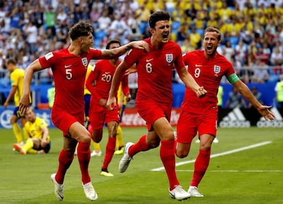 Harry Maguire celebra con sus compañeros el primer gol de Inglaterra ante Suecia.