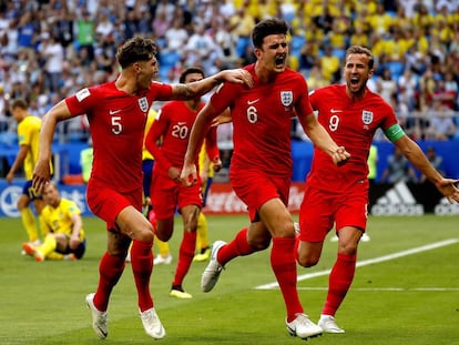 Harry Maguire celebra con sus compañeros el primer gol de Inglaterra ante Suecia.