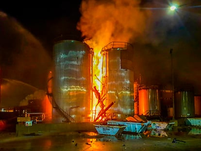 Las llamas tras la explosión en las instalaciones en Tarragona de la empresa Industrias Químicas de Óxido de Etileno (IQOXE) en 2020.