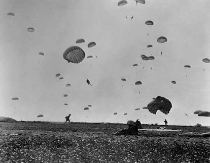 Paracaidistas aliados aterrizan en Normandía durante el Día D.