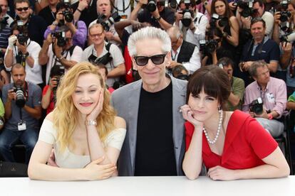 La actriz Sarah Gadon, el director David Cronenberg y la actriz  Emily Hampshire durante el photocall de la pel&iacute;cula &quot;Cosmopolis&quot; .