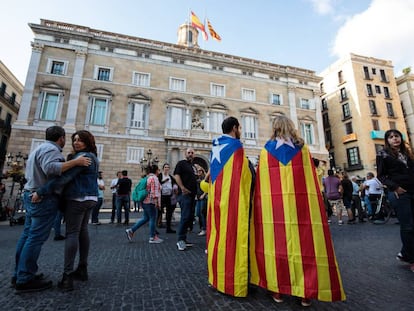 Two people with the pro-independence flag on Saturday outside the Palau de la Generalitat.