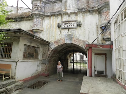 Niculina Moica en la entrada de la antigua cárcel de Jilava en Rumania.