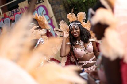 Una mujer disfrazada sonrie para la cámara antes del desfile.