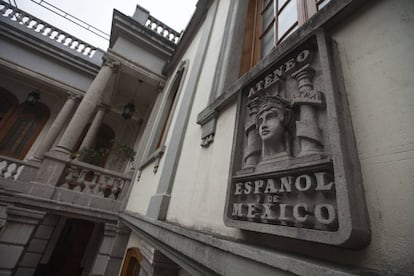 Escudo del Ateneo Espa&ntilde;ol en Ciudad de M&eacute;xico.