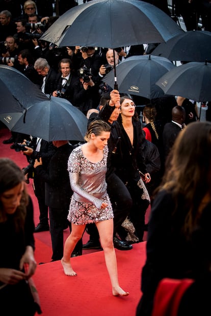 Stewart, que también participó en la marcha de mujeres del cine por la igualdad salarial, a su entrada al recinto.