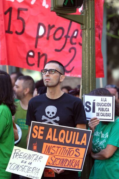 Protesta de profesores ante un instituto de Madrid.