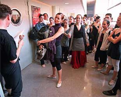 Los bailarines, ayer, durante las pruebas en el escenario de Villaviciosa de Odón.