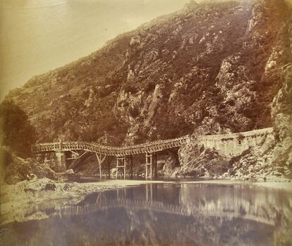 El puente de Endarlaza, en Navarra, apuntalado tras su voladura en las guerras carlistas. Esta imagen la tomó Masson en 1874.