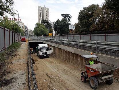 Una carretilla mecánica sale de las obras de prolongación del túnel de la calle de O'Donnell, junto al Retiro, el último tramo que será abierto.