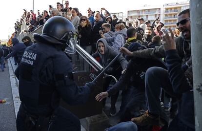 Unos 1.500 policías convocados por la asociación Jusapol se han manifestado este sábado en Barcelona, protegidos por un amplio dispositivo de los Mossos d'Esquadra que ha impedido que se encontraran con una protesta de signo contrario organizada por los CDR, que también ha transcurrido rodeada por antidisturbios. En la imagen, enfrentamientos entre los Mossos y partidarios de los CDR, en Barcelona.