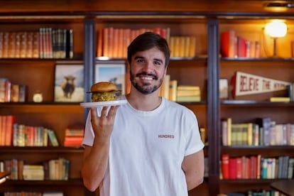 Alex González-Urbón, uno de los copropietarios y fundadores de Hundred Burgers, sostiene la mejor hamburguesa del mundo. Imagen proporcionada por Hundred Burgers.