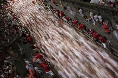 Una imagen distinta de los corredores del encierro llegando a la plaza de toros.