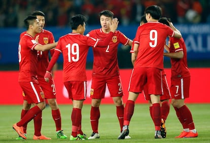 Los jugadores chinos celebran un gol en el partido contra Malfivas.