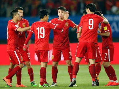 Los jugadores chinos celebran un gol en el partido contra Malfivas. 