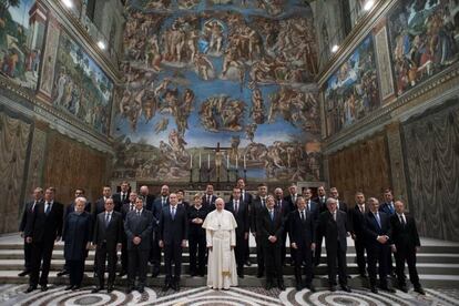 El Papa, junto a los jefes de Estado y de Gobierno de los 27 en la Capilla Sixtina, en El Vaticano.
