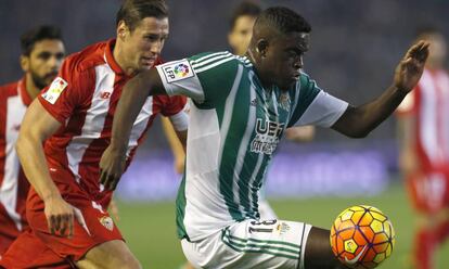 Krychowiak persigue a Ndiaye en el derbi de Liga en el Villamarín.