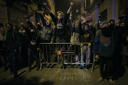 Els manifestants ahir a la nit a Gràcia. 
