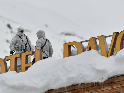 Servicios de seguridad suizos custodian uno de los hoteles donde se celebra la cumbre de Davos.