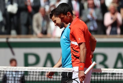 Novak Djokovic (en primer plano) y Dominic Thiem, al final del partido.